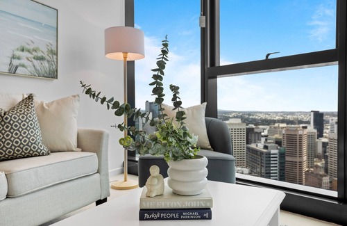 Brisbane Central Business District Apartment | Breathtaking City Views 1-Bed with Pool, BBQ & Gym