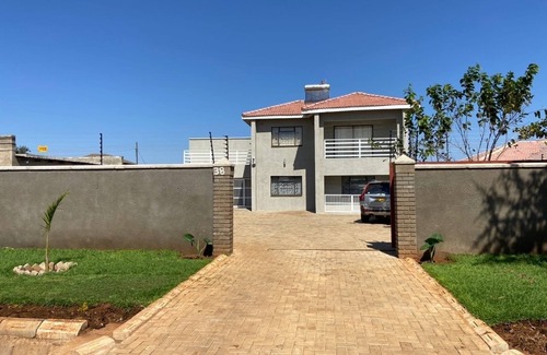 Bulawayo House | Breathtaking modern home for holiday makers, business and romantic gateways!