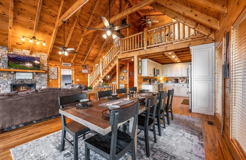 Gatlinburg - Pigeon Forge Cabin | Breathtaking Mountain Views, Propane Fire Pit, Minutes to Nat’l Park.