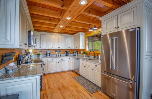 Gatlinburg - Pigeon Forge Cabin | Breathtaking Mountain Views, Propane Fire Pit, Minutes to Nat’l Park.