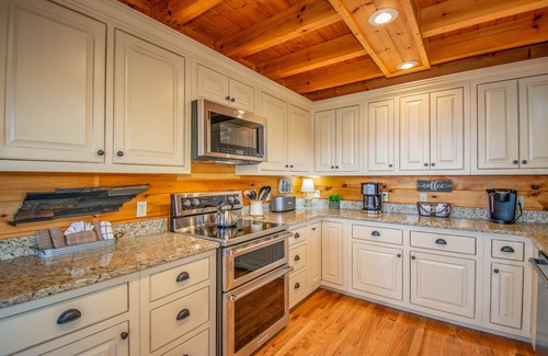 Gatlinburg - Pigeon Forge Cabin | Breathtaking Mountain Views, Propane Fire Pit, Minutes to Nat’l Park.