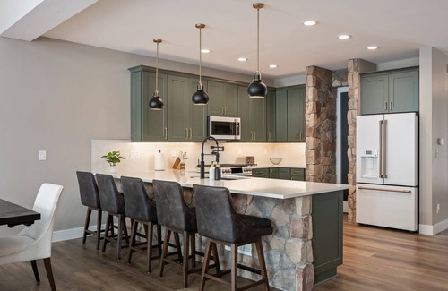 Granby House | Breathtaking Mountain Manor, Huge Deck w/Hot Tub, Everything High End and New, 1 Mile to Ski Slopes