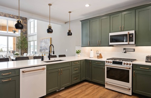 Granby House | Breathtaking Mountain Manor, Huge Deck w/Hot Tub, Everything High End and New, 1 Mile to Ski Slopes