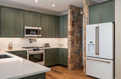 Granby House | Breathtaking Mountain Manor, Huge Deck w/Hot Tub, Everything High End and New, 1 Mile to Ski Slopes