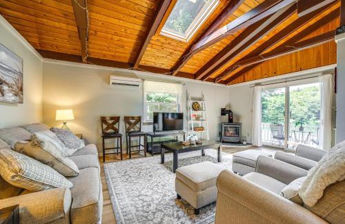 Newbury House | Breathtaking Newbury Cottage with Deck on Chalk Pond