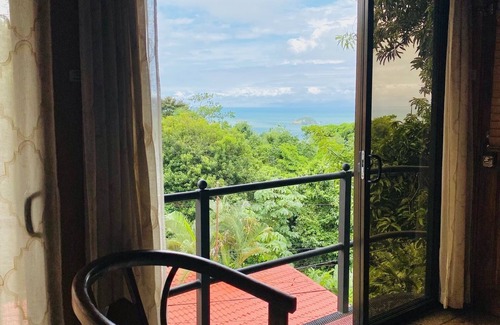 Manuel Antonio Condo | Breathtaking Ocean Vistas, Jungle Bliss, Walk to Eateries & Beach, Fast Internet