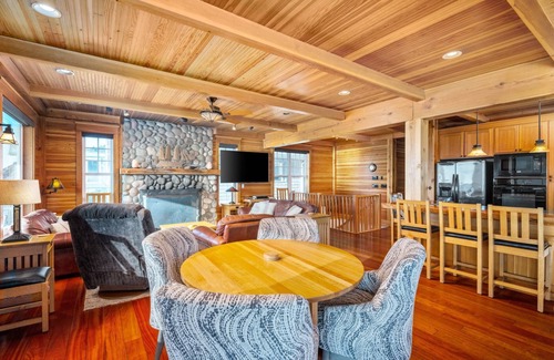 Roads End House | Breathtaking Panoramic Ocean Front Views, Hot Tub, Game Room w/Pool Table, Private Stairway 2 Beach