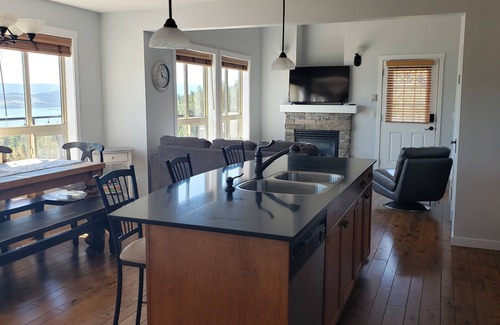 Central Okanagan House | Breathtaking Panoramic Lake Views - Pools & Hot Tubs - Best Location at La Casa!