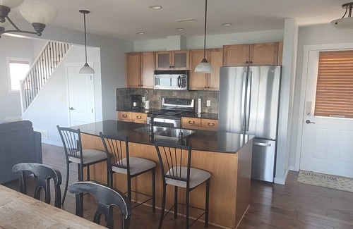 Central Okanagan House | Breathtaking Panoramic Lake Views - Pools & Hot Tubs - Best Location at La Casa!