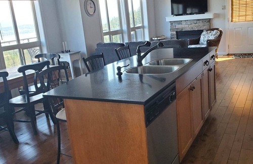 Central Okanagan House | Breathtaking Panoramic Lake Views - Pools & Hot Tubs - Best Location at La Casa!