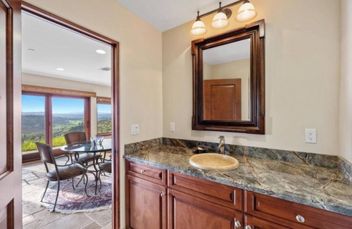 San Diego County House | Breathtaking retreat in the wine country close to Safari Park, shopping, dining!