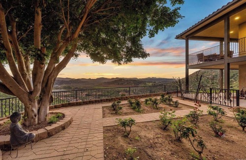 San Diego County House | Breathtaking retreat in the wine country close to Safari Park, shopping, dining!