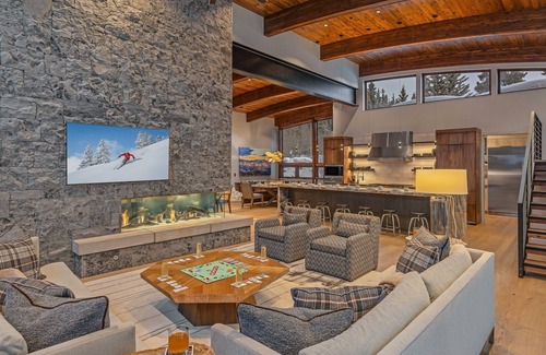 Breckenridge House | Breathtaking Ski-in/Ski-out Home + Mtn Views + Hot Tubs - The Bear’s Den