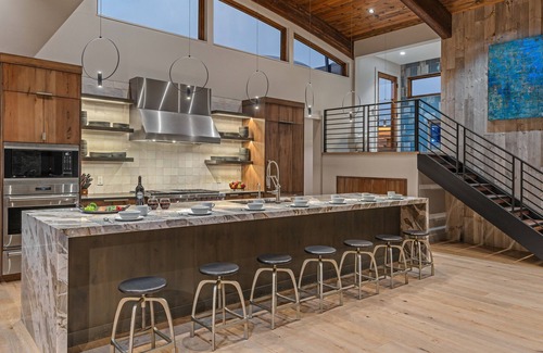 Breckenridge House | Breathtaking Ski-in/Ski-out Home + Mtn Views + Hot Tubs - The Bear’s Den