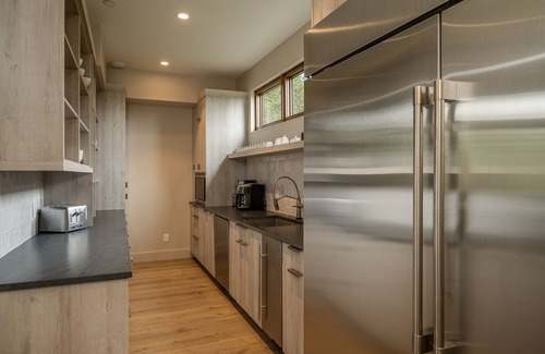 Breckenridge House | Breathtaking Ski-in/Ski-out Home + Mtn Views + Hot Tubs - The Bear’s Den