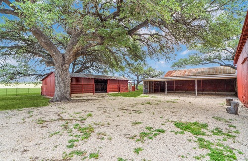 Comfort House | Breathtaking Texas Hill Country Getaway on 10 Acres for Everyone - Sleeps 16
