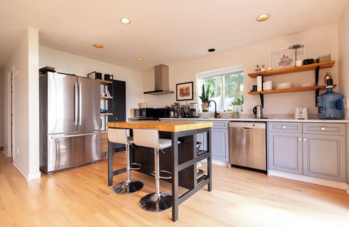 Mayne Island Cabin | Breathtaking views located on 1 acre of west coast wilderness