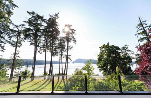 Mayne Island Cabin | Breathtaking views located on 1 acre of west coast wilderness