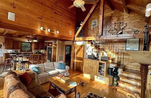Pelham Cabin | Breathtaking View of Pelham!