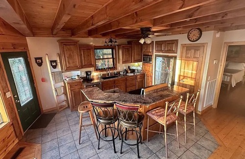 Pelham Cabin | Breathtaking View of Pelham!