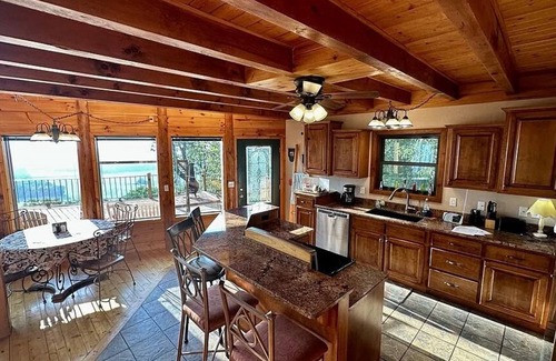 Pelham Cabin | Breathtaking View of Pelham!