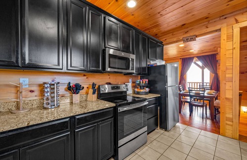 Gatlinburg - Pigeon Forge Cabin | Breathtaking View, WIFI,HotTub,Smart TV,Theater, Game Room, Pool,Close to D’wood