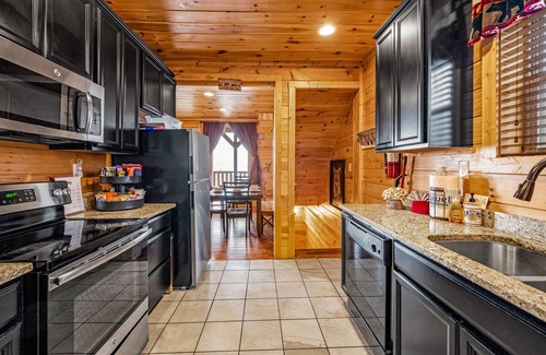 Gatlinburg - Pigeon Forge Cabin | Breathtaking View, WIFI,HotTub,Smart TV,Theater, Game Room, Pool,Close to D’wood