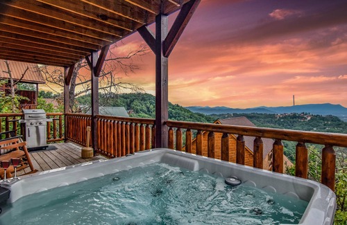 Gatlinburg - Pigeon Forge Cabin | Breathtaking View, WIFI,HotTub,Smart TV,Theater, Game Room, Pool,Close to D’wood