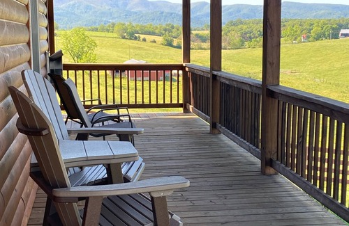 Luray Cabin | Breathtaking Views Of The Blue Ridge Mountains and our family farm.