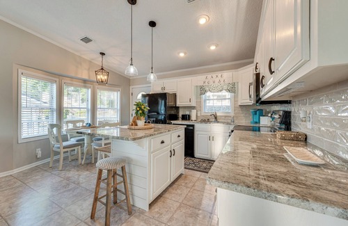 New London House | Breathtaking Views & Deck: Badin Lake House!
