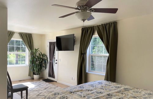 Apple Hill House | Breathtaking Vineyard Views 3 Minutes From Downtown