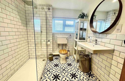 Crickhowell Cottage | *Brecon Beacons,Log Burner, hot tub Dogs Welcome*