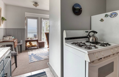 Lincoln Beach House | Breeze Cottage is the perfect romatic getaway, enjoy ocean views from the deck.