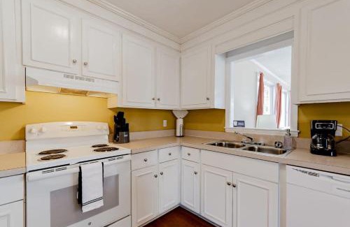 Hopkins House | Breeze on Inn- Mins to Ft Jackson