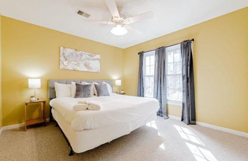 Hopkins House | Breeze on Inn- Mins to Ft Jackson