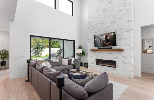 Wilshire Terrace House | Breeze - Sparkling Pool - Mins to Old Town