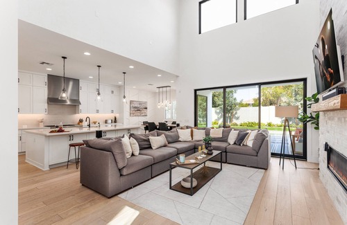 Wilshire Terrace House | Breeze - Sparkling Pool - Mins to Old Town