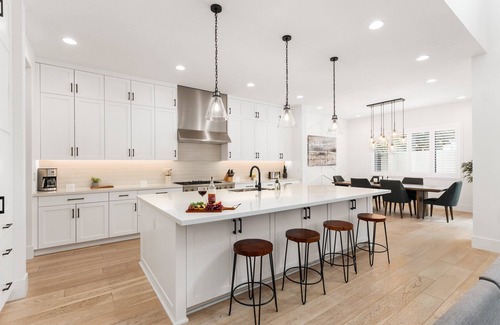 Wilshire Terrace House | Breeze - Sparkling Pool - Mins to Old Town