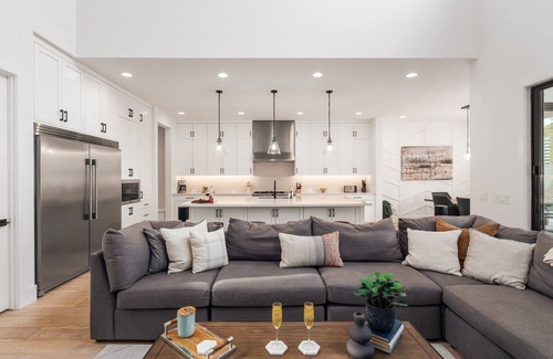 Wilshire Terrace House | Breeze - Sparkling Pool - Mins to Old Town
