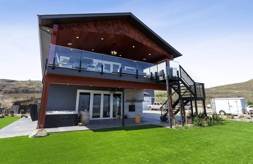 Vernon House | Breezy Beach House near Nature, Lake & Vineyards (Pet-Friendly!)
