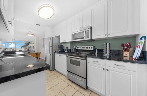 Marina Peninsula Apartment | Breezy & Beautiful 3BR Marina del Rey Getaway