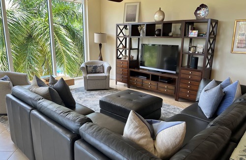 Fort Myers Condo | Breezy condo with poolside views!