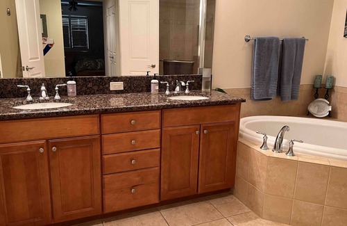 Fort Myers Condo | Breezy condo with poolside views!