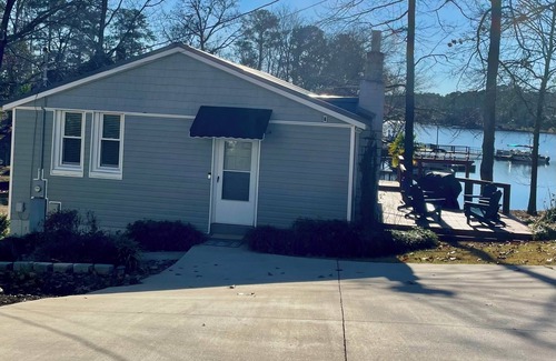 Gilbert House | Breezy's Blyss 2 BR Cottage On Lake Murray - Lexington
