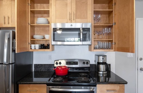 Ocean Park Apartment | Breezy Santa Monica 1BR w/Pool, Spa, BBQs, walk to beach, by Blueground