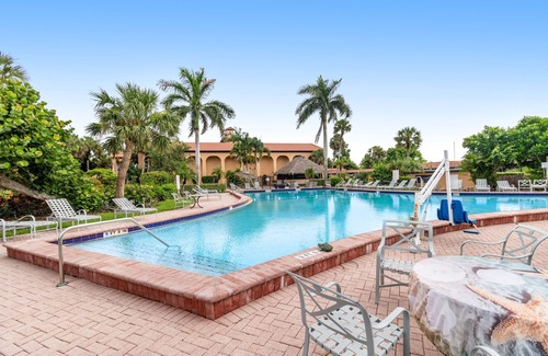Naples House | Breezy studio with game room, heated pool, tennis, restaurant, BBQ area, gym