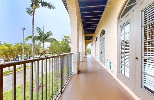 Naples House | Breezy studio with game room, heated pool, restaurant, tennis, BBQ, gym, W/D, AC