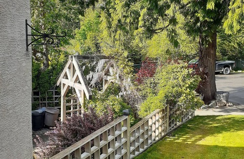 Brentwood Bay House | Brentwood's L'il Lodge, by Butterfly& Butchart Gardens,n4-6 gue