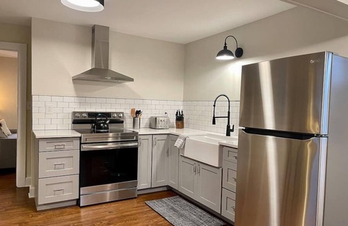 Brevard House | Brevard Bike and Hike Retreat (Walk to Downtown!)