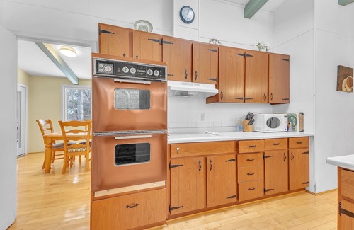 Bluewater Cottage | Brewster Beach House: Steps From The Beach In Southcott!